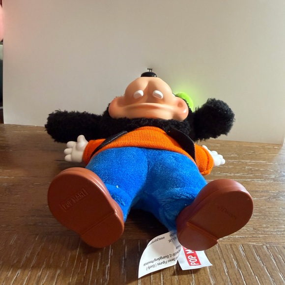 Pop Mart Disney - Goofy Plush Keychain - Picture 5 of 9